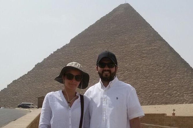 8-Hour Private Tour to the Pyramids of Giza and Saqqara from Cairo - Lunch adds a welcome pause