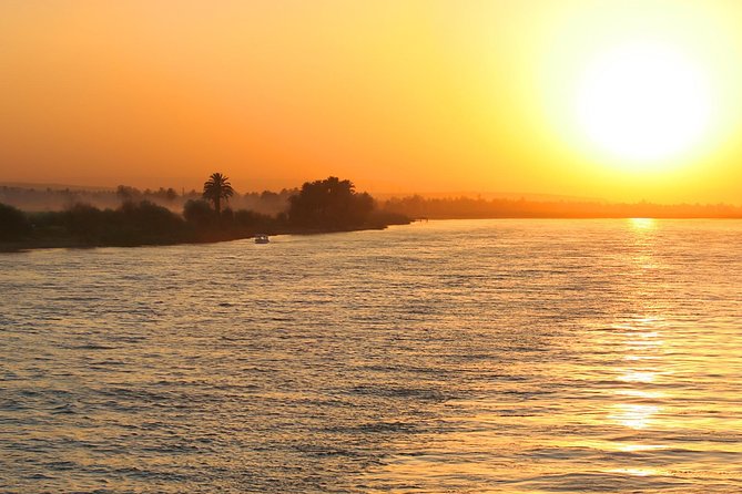 Cairo dinner Cruise with Belly dancer show - Buffet Dinner With Egyptian and International Dishes