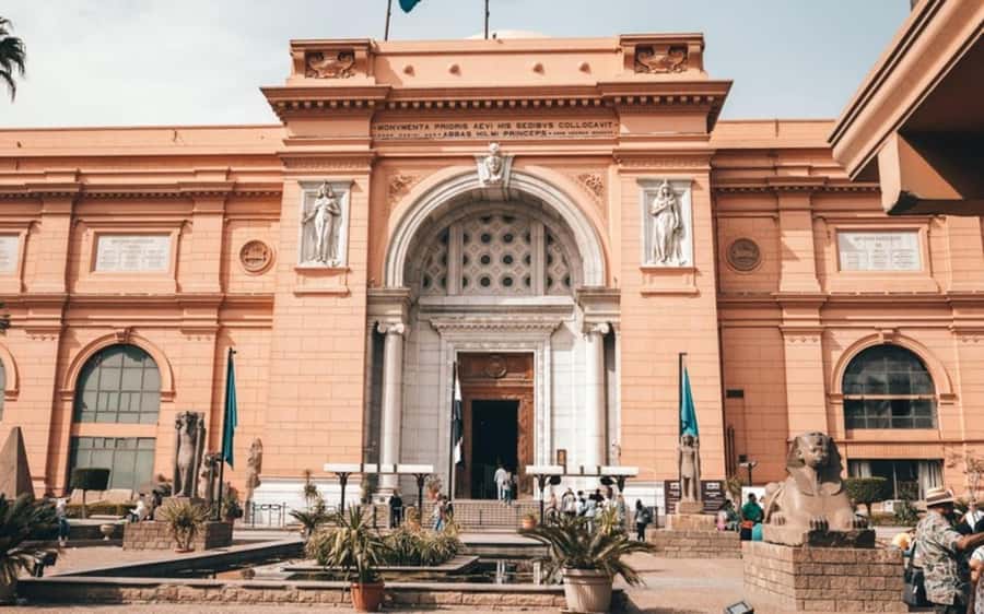 Cairo: Egyptian Museum, Old Cairo & Bazaar Private Day Tour - Lunch in a local restaurant