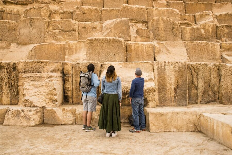 Cairo: Egyptian Museum, Pyramids & Bazaar Tour - Lunch in Giza: a welcome break from monuments