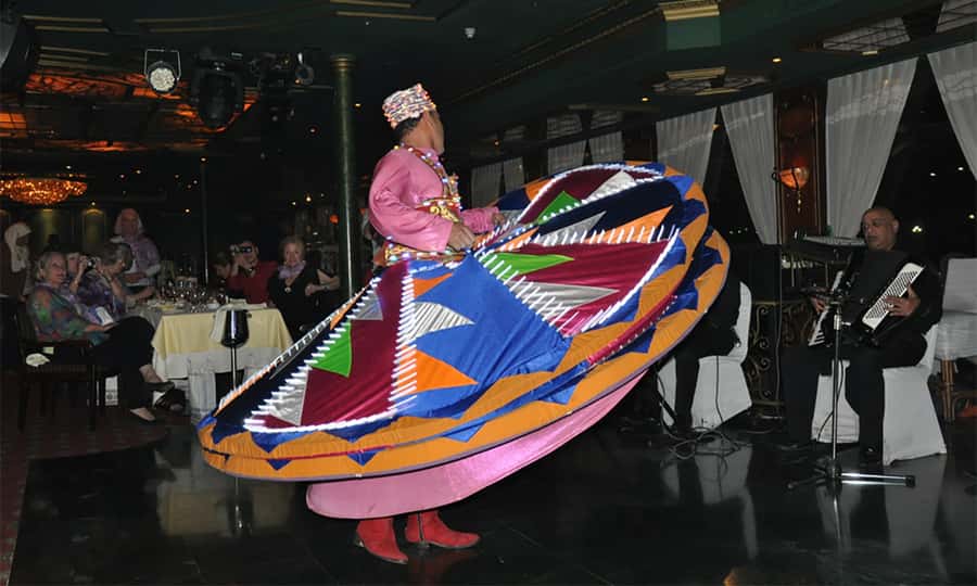 Cairo: Giza Pyramids, Egyptian Museum & Nile Dinner Cruise. - A Nile dinner cruise with mixed expectations