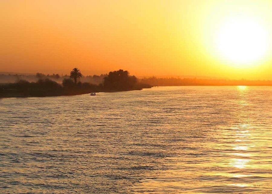 Cairo: Nile Dinner Cruise with Belly Dancer Show and Music - Couples, families, and solo visitors