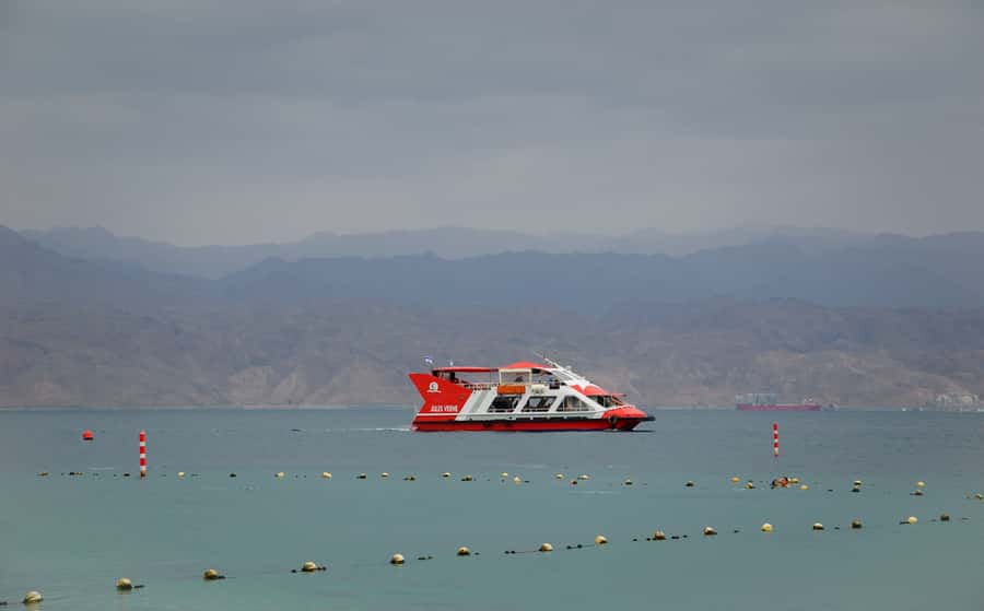 Eilat: 2-Hour Glass-Bottom Boat Tour - Boarding at Hananya Beach and finding the Jules Verne