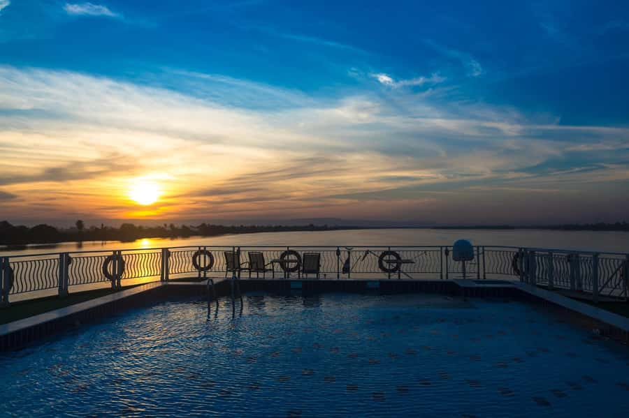 From Aswan: 4-Day 3-Night Nile Cruise with Hot Air Balloon - Guides, cars, and the human side of the tour