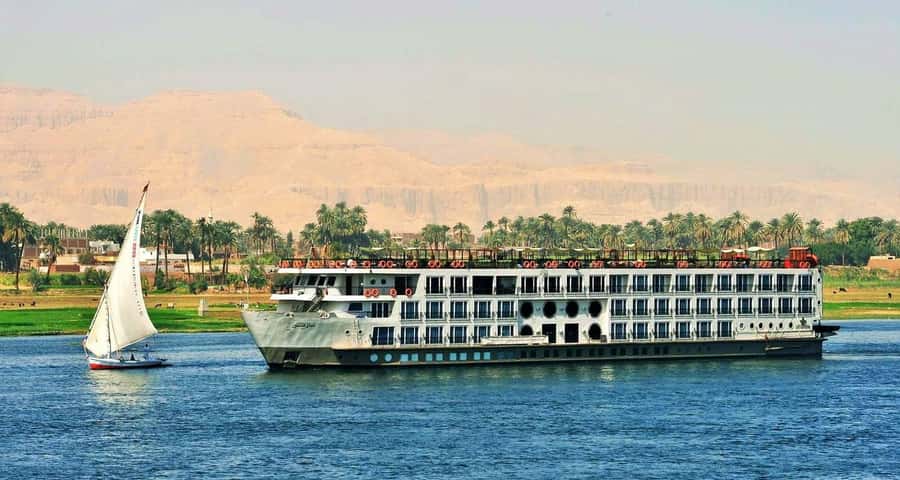 From Aswan: 4-Days 3-Night Nile Cruise with Hot Air Balloon - Food, cabins, and life on board