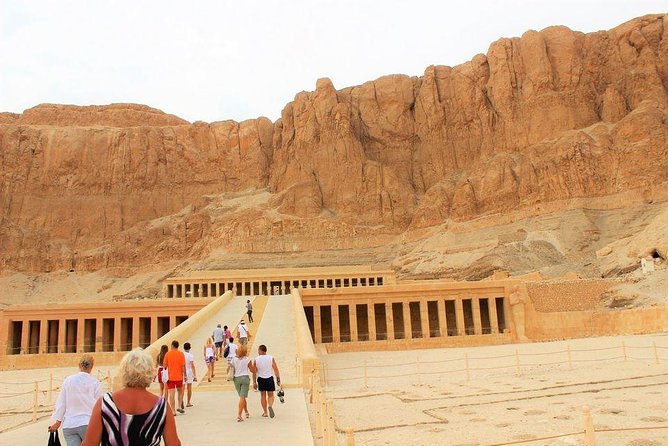 From Hurghada:Day Trip to Luxor and Valley of the Kings - Lunch in Luxor before crossing the Nile
