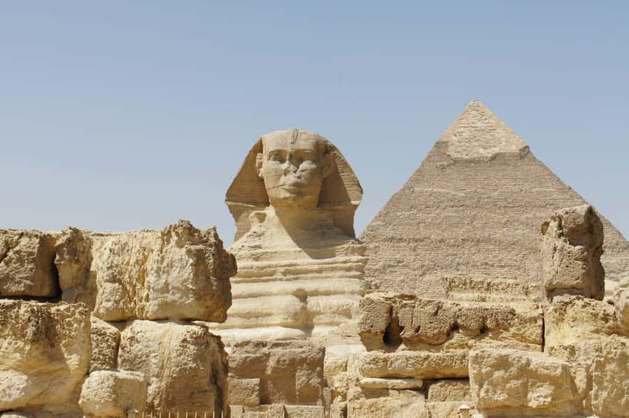 From Hurghada: Pyramids and Egyptian Museum Tour & Boat Ride - Seeing the three pyramids at Giza