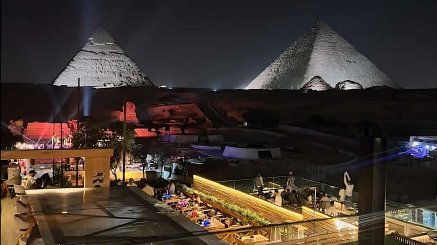 Giza: Dinner with Pyramids All Around You at Rooftop7000 - Two hours at The Great Pyramid Inn