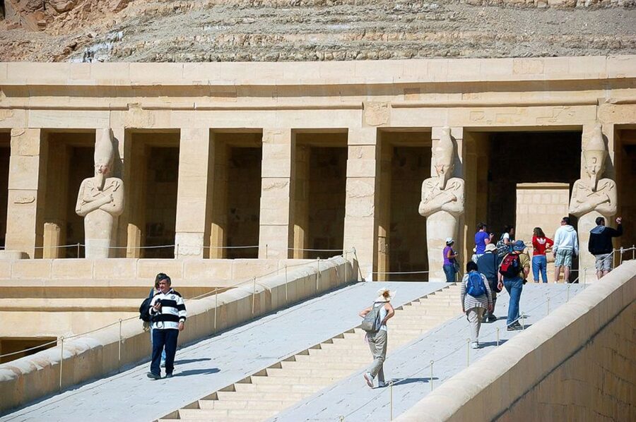 Hurghada: 2-Day Luxor Tour with Hotel, Balloon, & Nile Boat - A traditional lunch and a useful pause