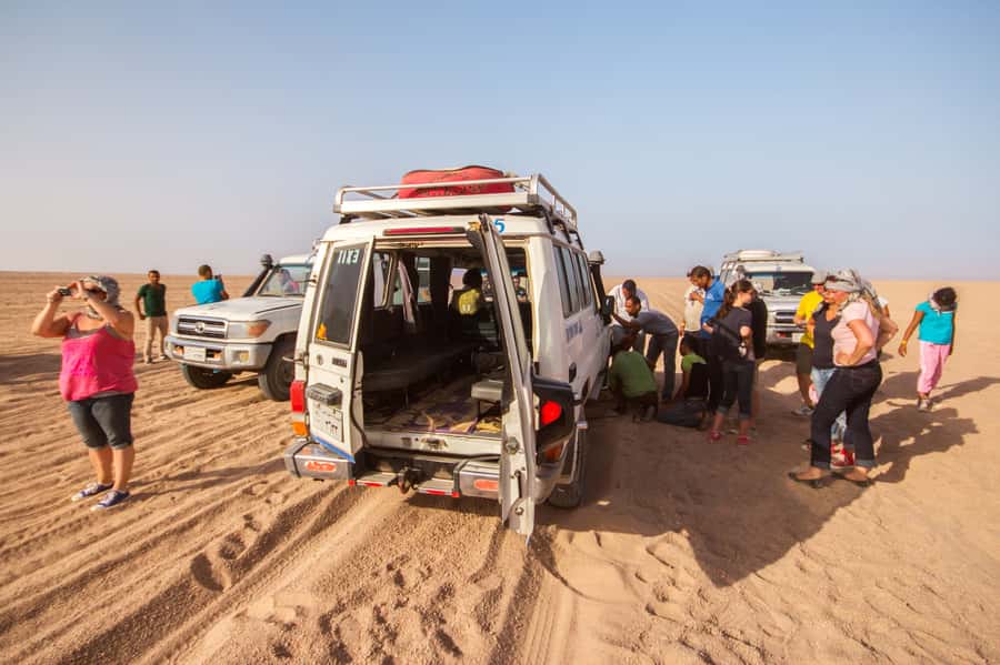 Hurghada: 6-Hour Jeep Desert Safari, Dinner, and Show - Meeting the Bedouin village