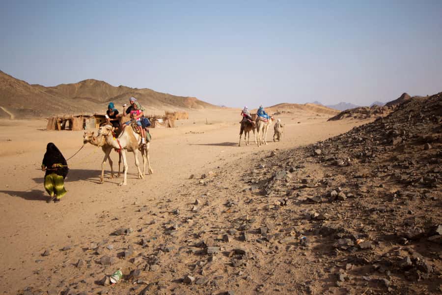 Hurghada: 6-Hour Jeep Desert Safari, Dinner, and Show - Looking at stars through a digital telescope