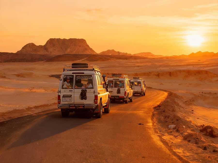 Hurghada: 6-Hour Jeep Desert Safari, Dinner, and Show - The 4WD ride across the desert