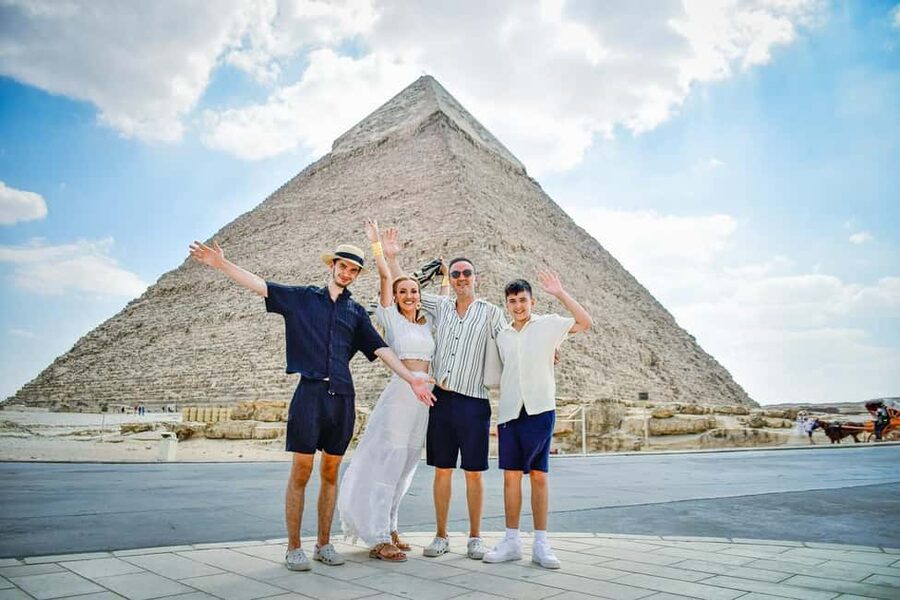 Hurghada: Cairo Pyramids, Sphinx & Egyptian Museum Day Trip - Giza Plateau: Khufu, Khafre and Menkaure
