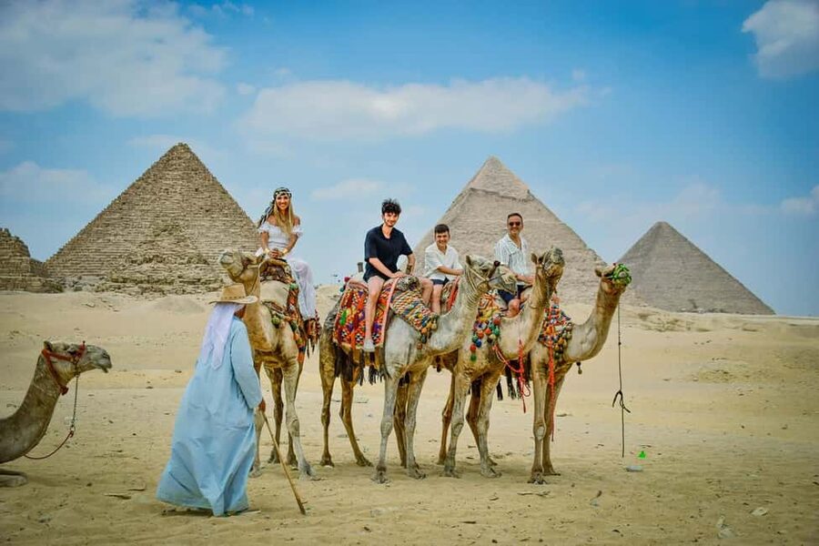 Hurghada: Cairo Pyramids, Sphinx & Egyptian Museum Day Trip - Lunch, the Nile and Tahrir Square