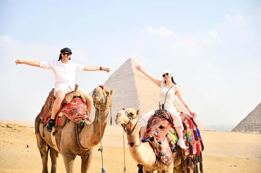 Hurghada: Cairo Pyramids, Sphinx, Museum & Bazaar Day Tour - The long road from Hurghada to Cairo