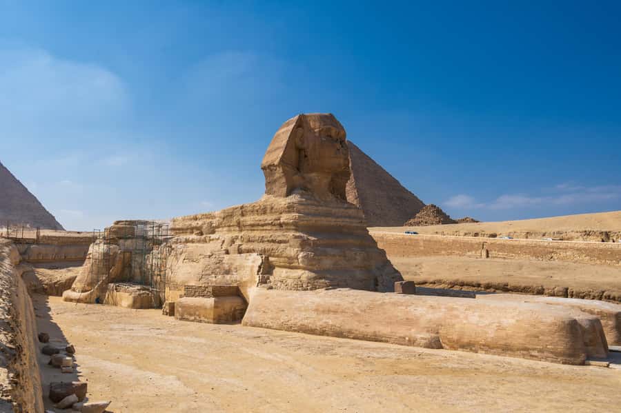 Hurghada: Cairo Pyramids, Sphinx, Museum & Bazaar Day Tour - A local lunch before Cairo’s museum