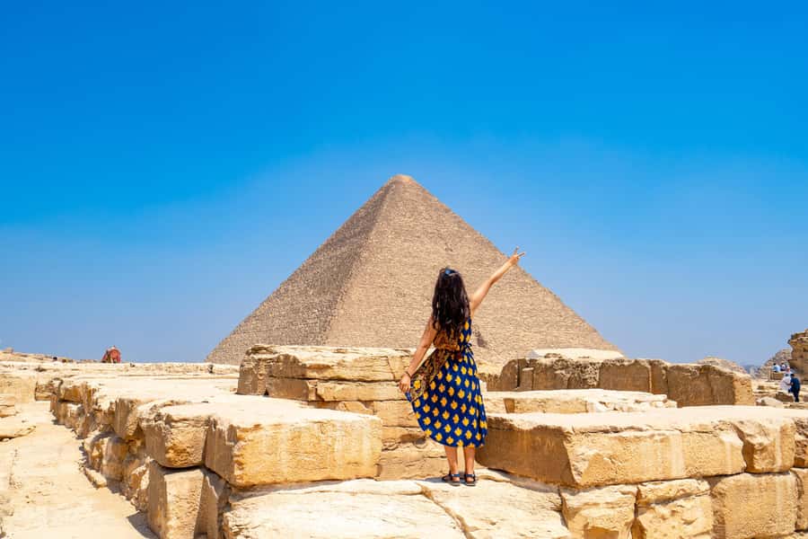 Hurghada: Cairo Pyramids, Sphinx, Museum & Bazaar Day Tour - First sight of the Great Pyramid at Giza