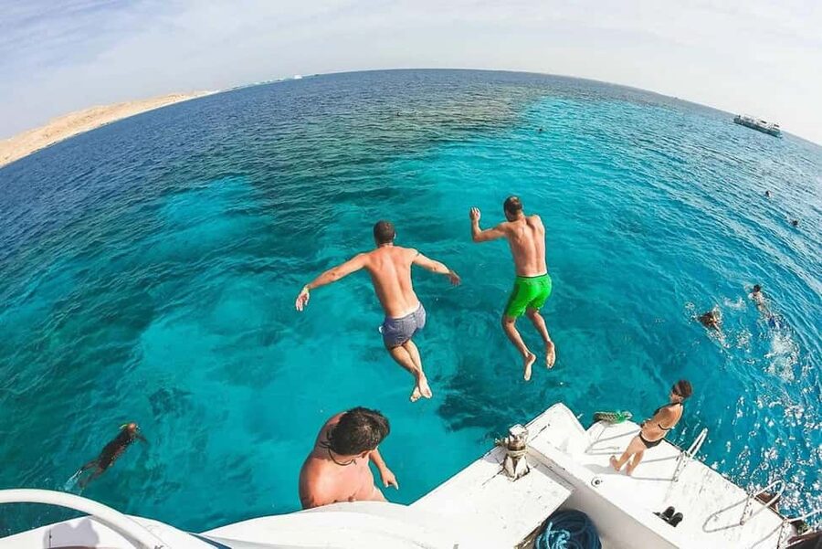 Hurghada: Dolphin & Coral Reef Snorkeling Tour with Lunch - Lunch, Drinks, and the Boat Ride