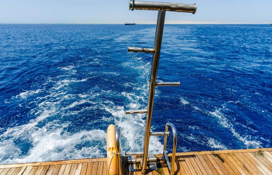 Hurghada: Dolphin & Coral Reef Snorkeling Tour with Lunch - Looking for Dolphins in Open Water