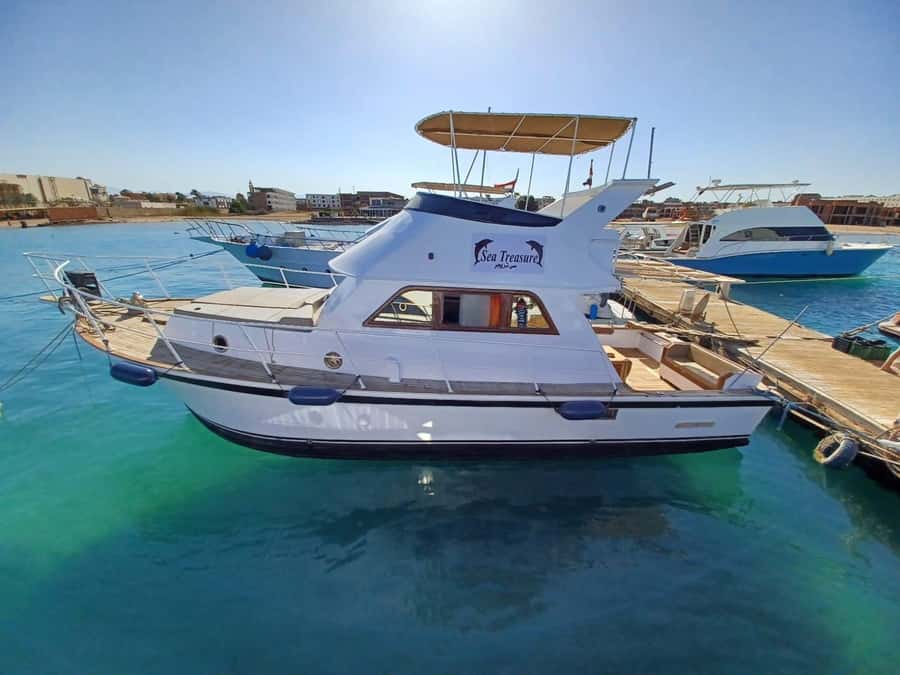 Hurghada: Elegance Yacht Cruise To Orange bay Island W lunch - Seafood lunch back on the yacht