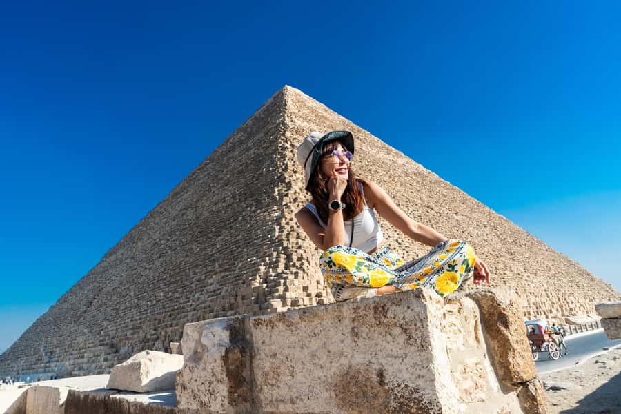 Hurghada: Full-Day Trip to Cairo by Plane - Meeting your guide and crossing Cairo