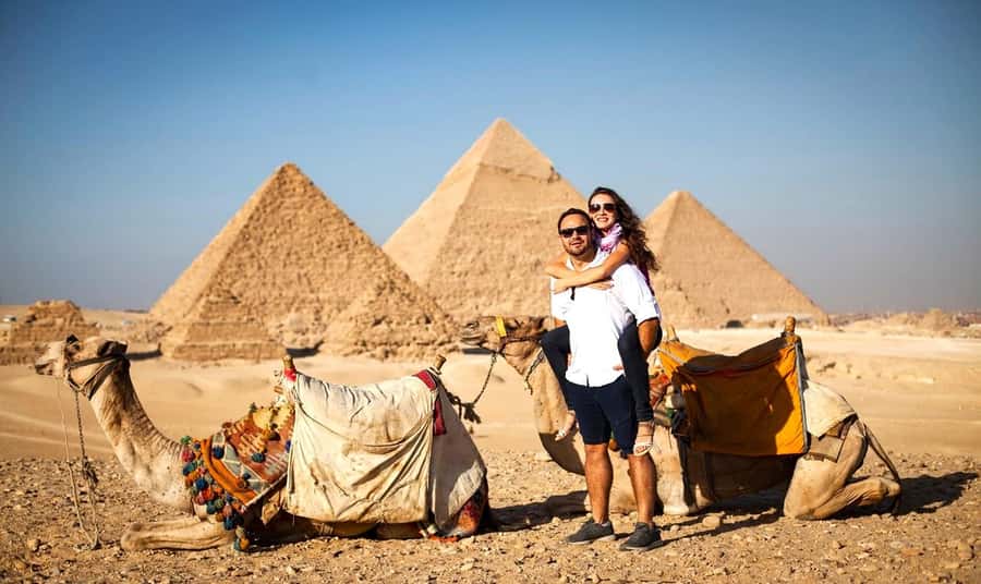 Hurghada: Giza Pyramids, Sphinx, Museum & Old Souq Day Trip - A Cairo day trip that starts before the pyramids