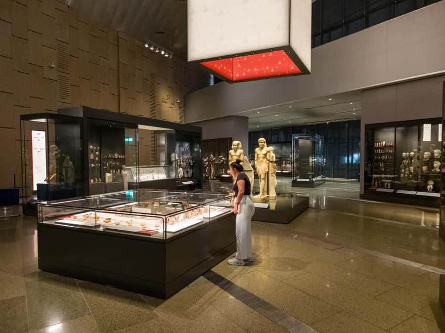 Hurghada: Grand Egyptian Museum, Pyramids & Sphinx Day Tour - Seeing the Great Pyramid at Giza