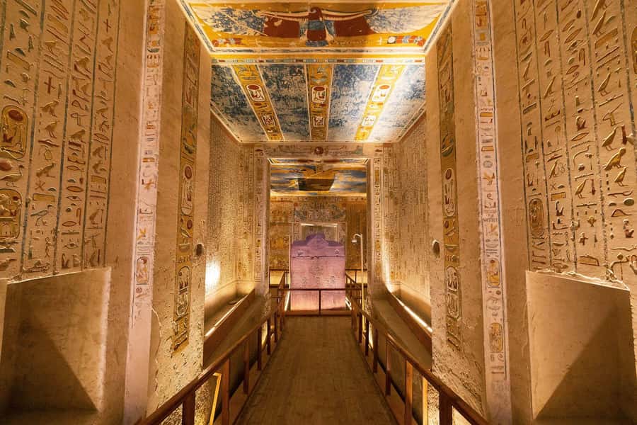 Hurghada: Luxor Highlights & King Tut Tomb Tour with Lunch - Lunch beside the Nile, then a traditional felucca