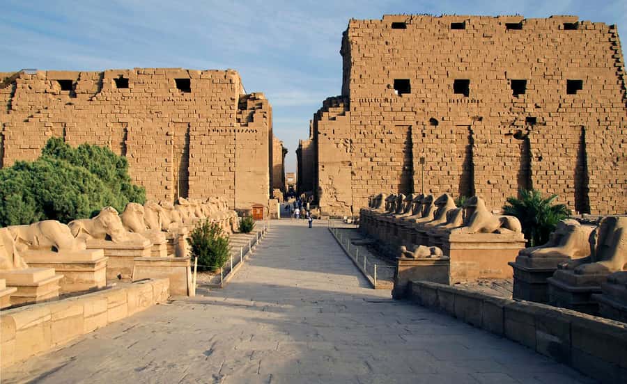 Hurghada: Luxor Highlights & King Tut Tomb Tour with Lunch - The Valley of the Kings and three royal tombs