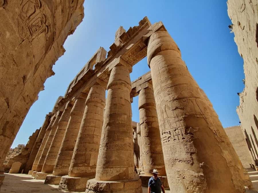 Hurghada: Luxor Highlights & King Tut Tomb Tour with Lunch - Hatshepsut’s Temple carved into the cliffs