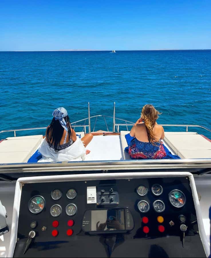 Hurghada: Luxury Yacht Trip with Personal Crew and Chef - A cool towel, juice, and a tour of the yacht