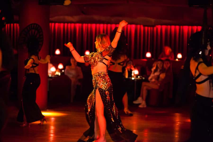 Hurghada: Naz Cabaret ticket with beverages - What happens during the show