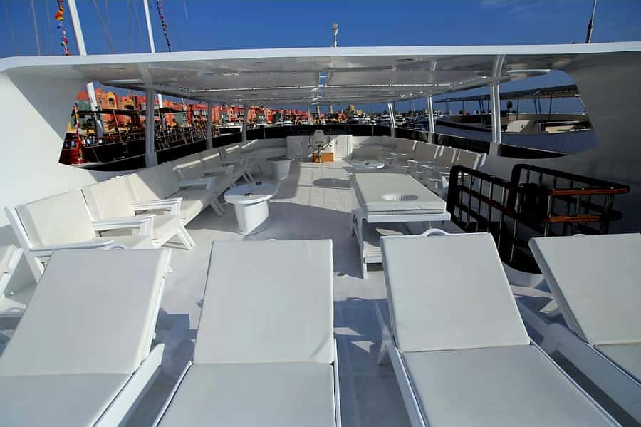 Hurghada: Orange & Giftun Island Cruise with Massage & Lunch - Banana boat fun and a gentle ride home