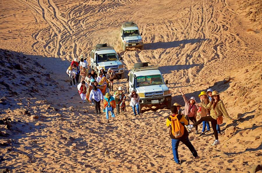 Hurghada: Safari Jeep & Camel Ride with BBQ Dinner & Show - The Jeep ride across 20 kilometers of sand