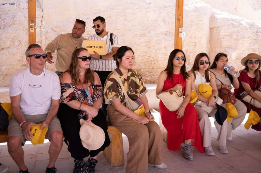 Hurghada: Small-Group Luxor Highlights & Tut Tomb Day Tour - Lunch in Luxor, with a pause before the west bank