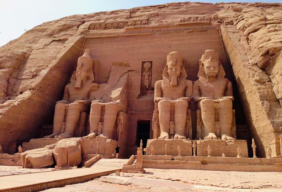 Luxor: Abu Simbel Temple Private Guided Day Trip with Lunch - The road from Luxor to southern Egypt