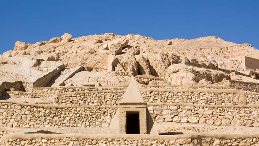 Luxor: Medinet Habu, Deir el-Medina & Valley of Queens Tour - Guides, languages, and service quality