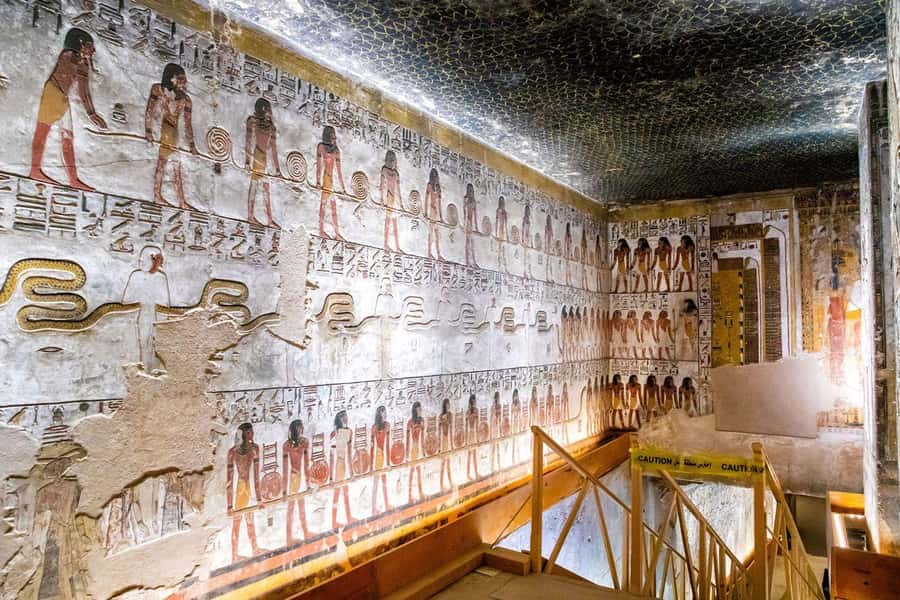 Luxor: Private East and West Banks Tour and Felucca Cruise - A short stop at the Colossi of Memnon