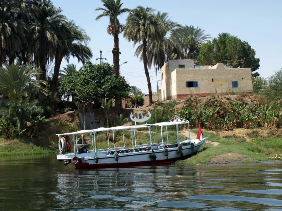 Luxor: Private Felucca Boat Trip with Hotel Pickup - Tea, stories, and local knowledge on the water