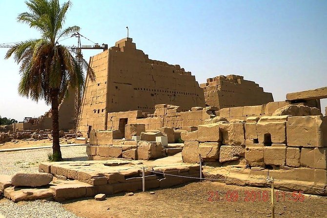 Luxor Private Guided Tours to East & West Bank - Choosing between a car, a guide, tickets, and lunch