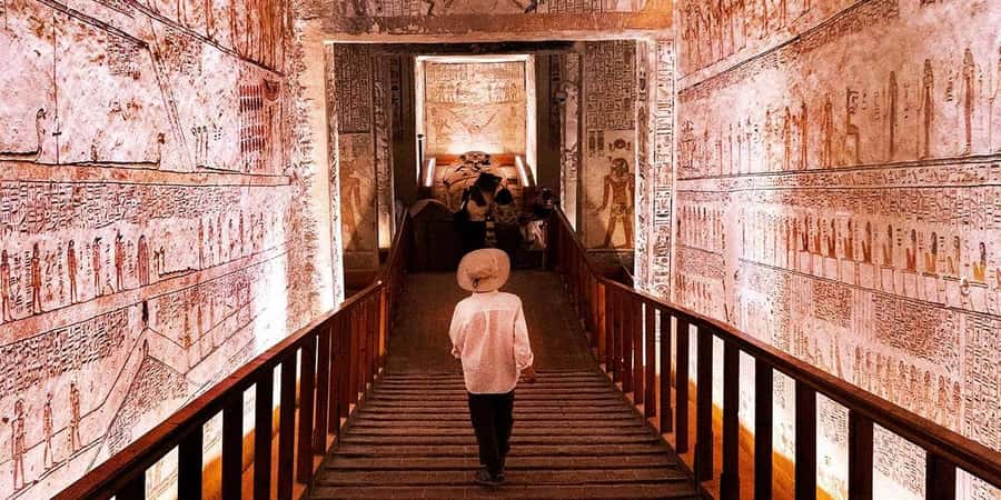 Luxor: Valley of the Kings and Queens Guided Tour with Lunch - Egyptian lunch with a variable setting