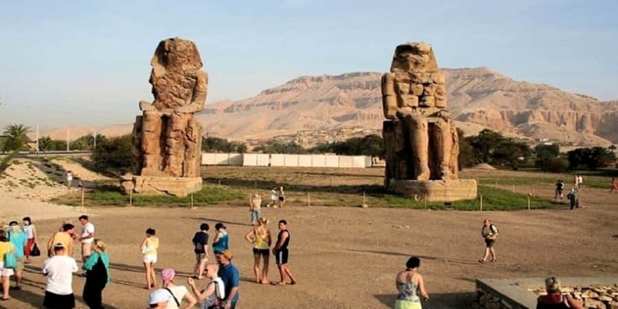 Luxor: Valley of the Kings and Queens Guided Tour with Lunch - The guide team and language choices