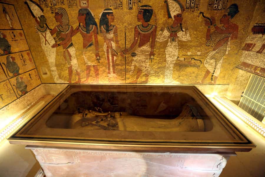 Luxor: West & East Banks & Tut's Tomb Private Full-Day Tour - Valley of the Queens: a different view of royal burial