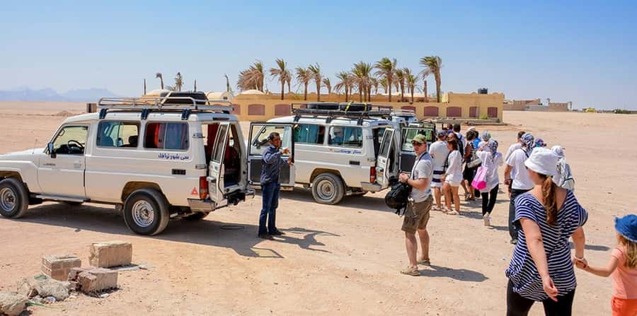 Makadi Bay: Mega Tour Jeep, ATV, Buggy, Camel, Dinner & Show - Looking at the stars through a digital telescope