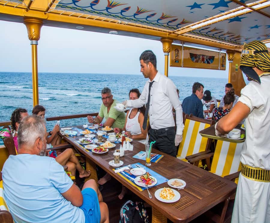 Marsa Alam: Nefertari Sunset/Morning Cruise & Snorkeling - Costumes, thrones, and family photographs