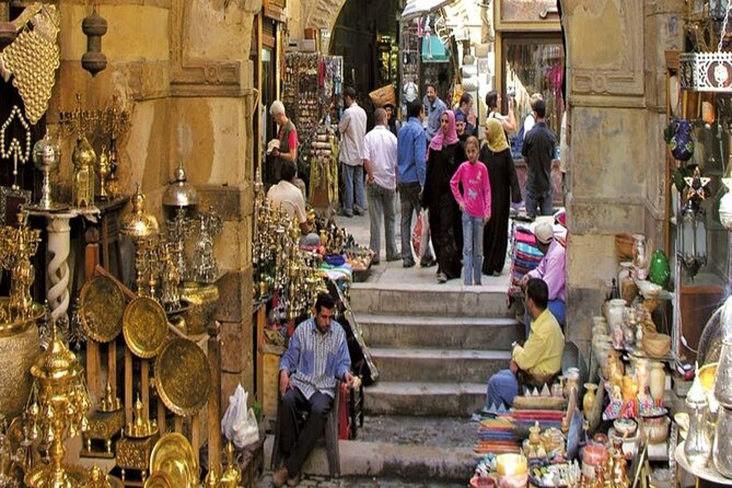 Private Day Tour of Giza Pyramids, Egyptian Museum, and Bazaar" - One hour beside the Great Sphinx