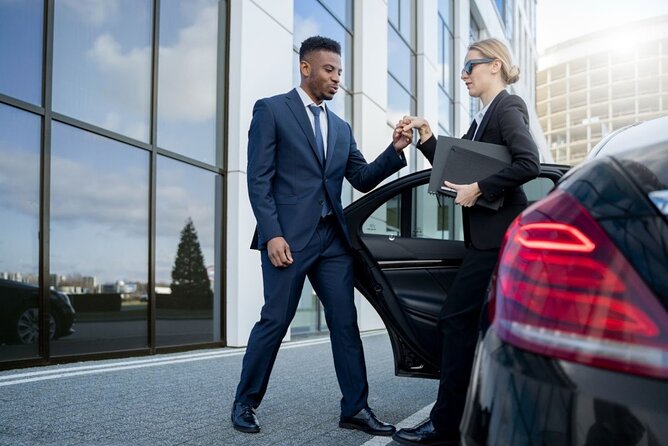 Private HRG Airport Transfer Service - The first hour in Hurghada: luggage, water, and air conditioning