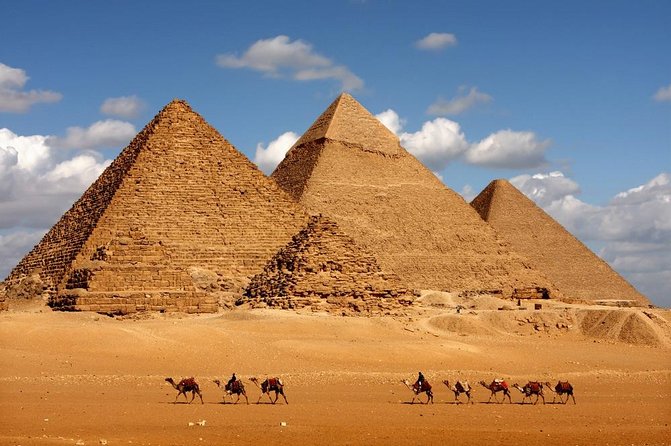 Private Tour: Giza Pyramids, Sphinx, Egyptian Museum, Khan el-Khalili Bazaar - The Giza Plateau and three great pyramids