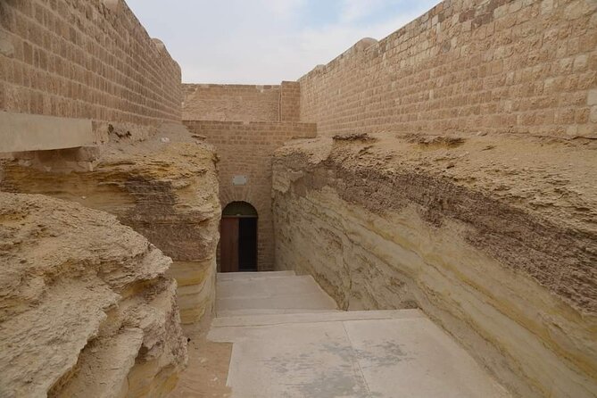 Private Tour to Giza Pyramids Sphinx Memphis and Saqqara - Lunch and transport make the long route easier
