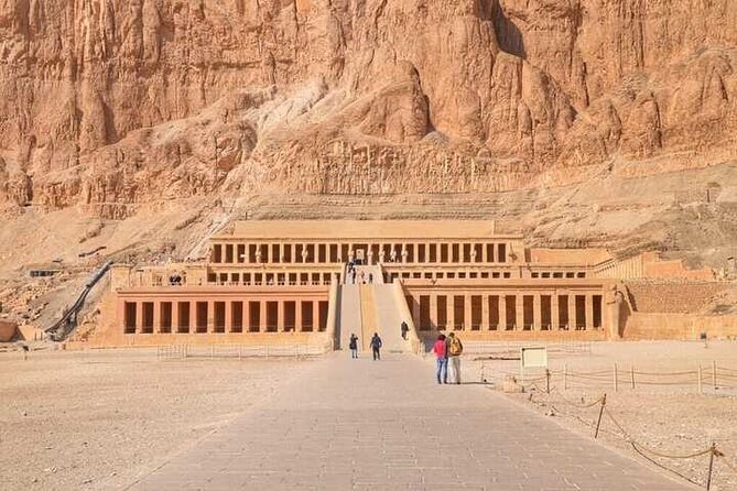 Private VIP Day trip: 5 temples, lunch,felucca and sound and light - Medinet Habu and the power of Ramesses III